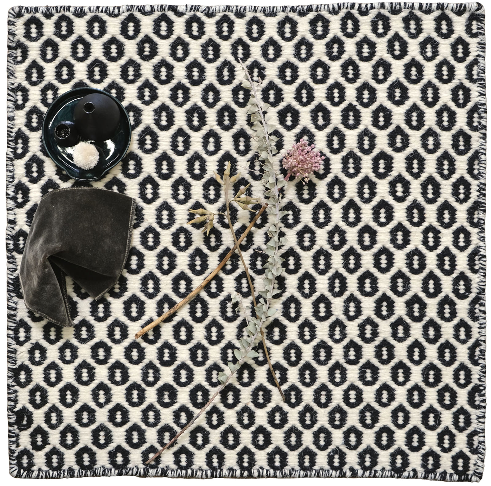 Snowdrop Ivory Black